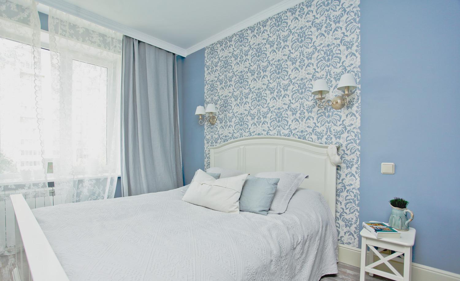 Бело-голубая спальня