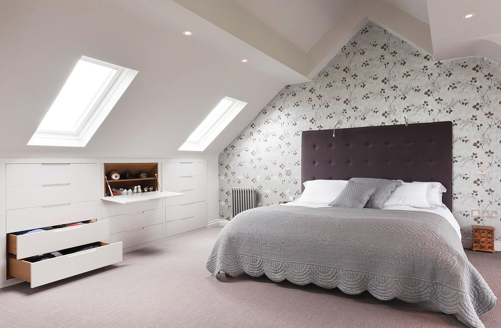 Серо-белая мансардная спальня в стиле минимализм