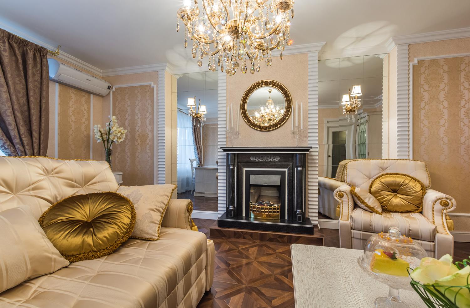 Бежевый, белый и золотой цвета в классической гостиной