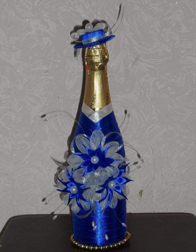 Декор бутылки шампанского на Новый год: оформление атласными лентами