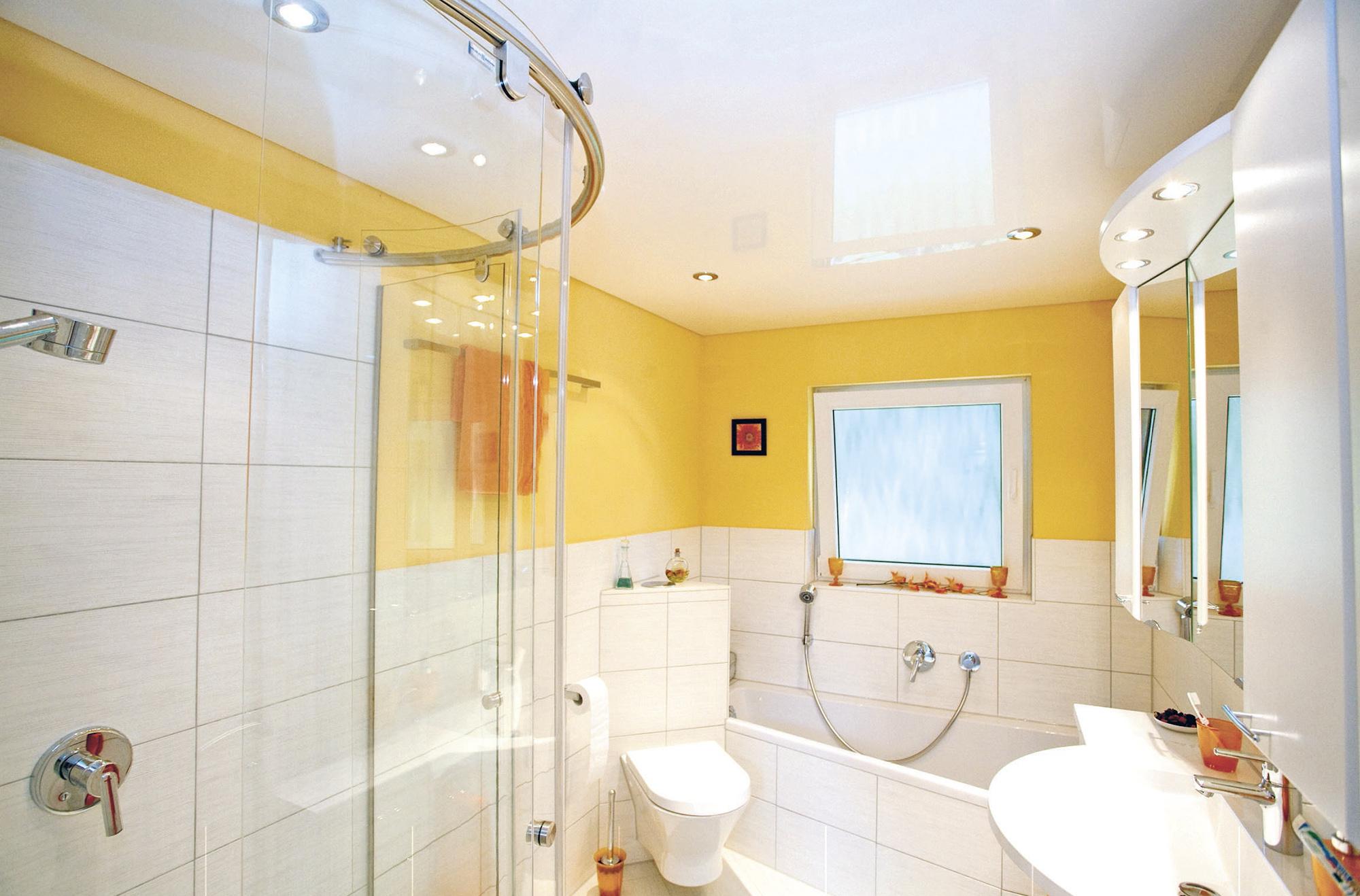 Желто-белая ванная комната