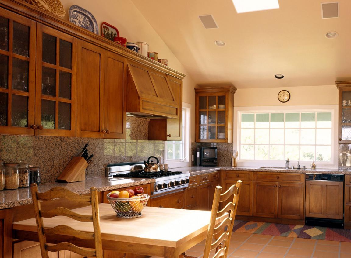 Уютная кухня с деревянной мебелью в частном доме