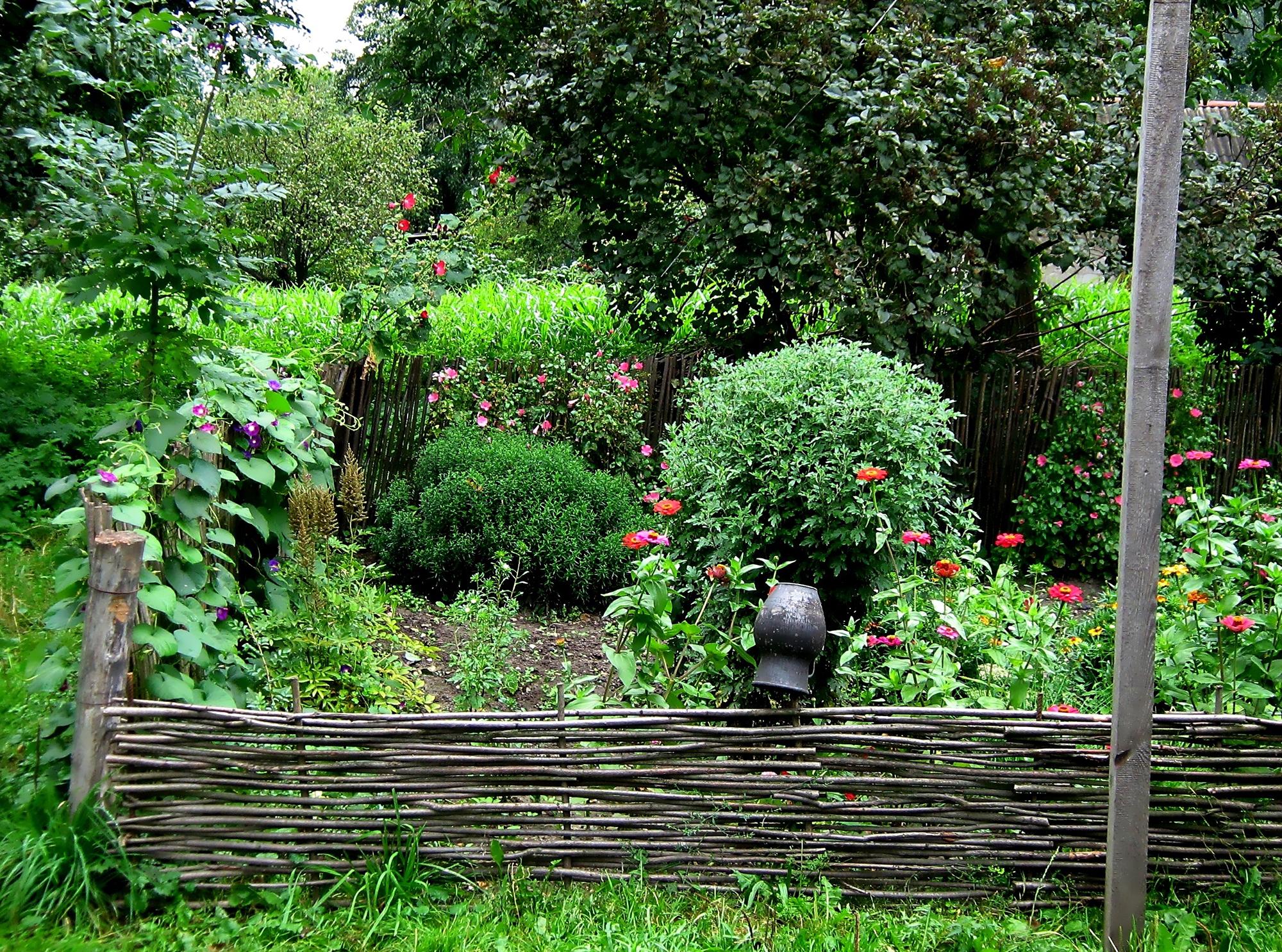 Плетеный забор для оформления цветов и растений