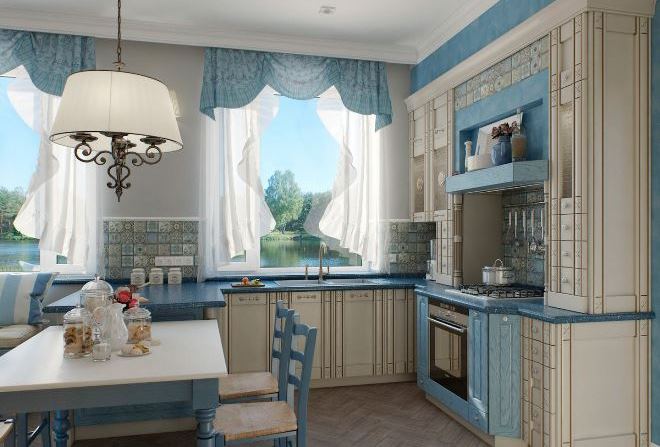 Голубые шторы в интерьере кухни