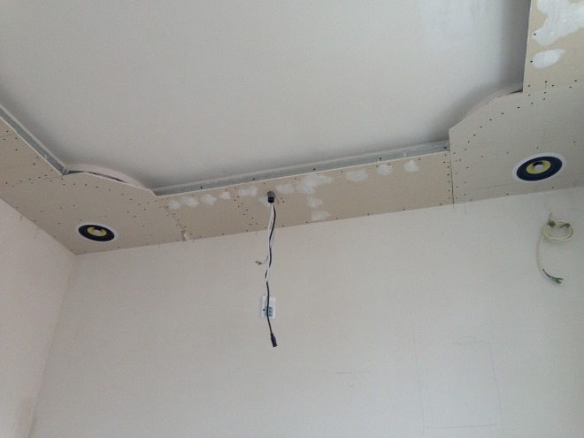 Укладка проводов под потолком в карниз