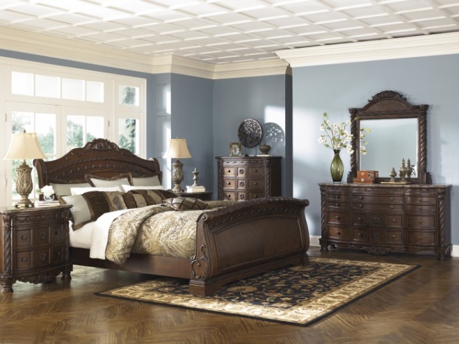 Сочетание коричневой мебели со шторами и обоями в интерьере