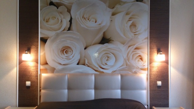 Обои с розами на стену в интерьере гостиной и спальни, 3d фотообои с белыми и красными розами