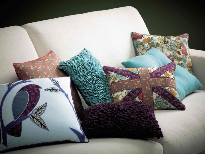 Различные варианты декоративных подушек в интерьере