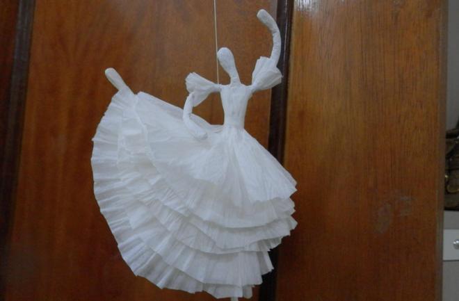Балерина из белых салфеток и проволоки
