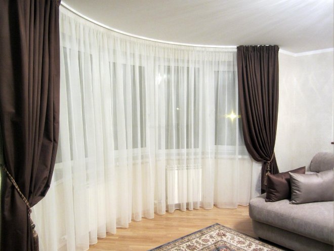 Однотонные длинные шторы в гостиной