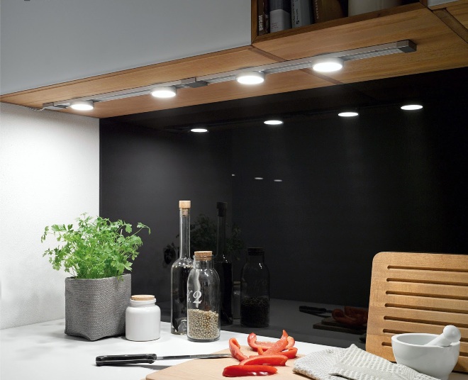 Подсветка в кухне точечными светильниками