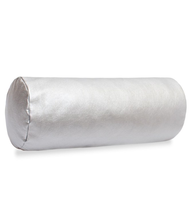 Подушка-валик – стильный декор для гостиной и комфортное изделие для сна