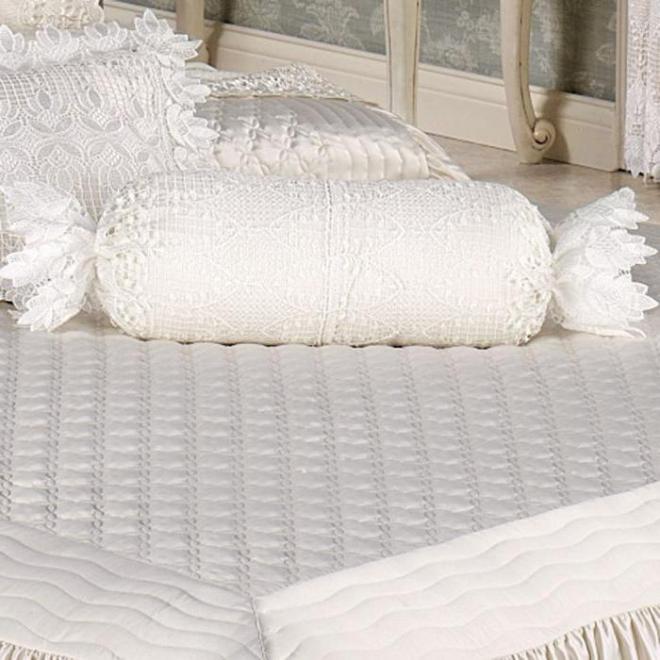 Подушка-валик – стильный декор для гостиной и комфортное изделие для сна