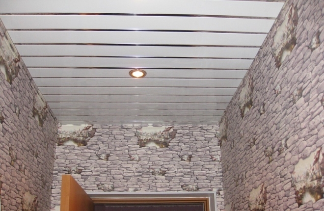 Панельный потолок в коридоре