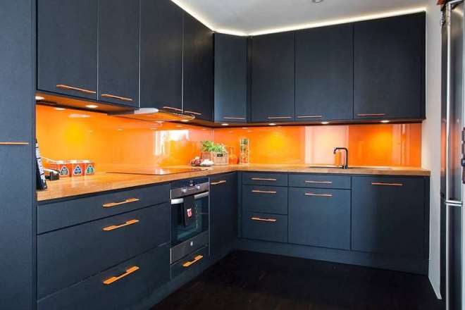 Серо-оранжевая кухня