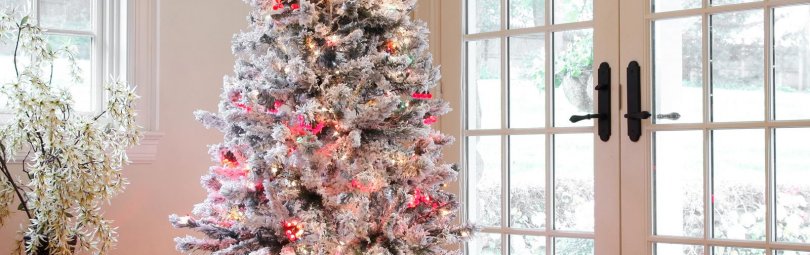 Эффектное оформление новогодней елки в гостиной